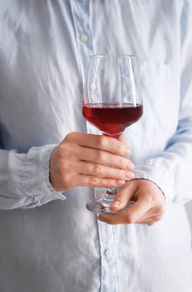 Donna Con Bicchiere Vino Rosso Primo Piano — Foto Stock