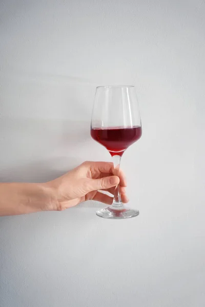 Mano Femminile Con Bicchiere Vino Rosso Sfondo Bianco — Foto Stock