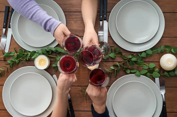 Amigos Bebiendo Vino Restaurante — Foto de Stock