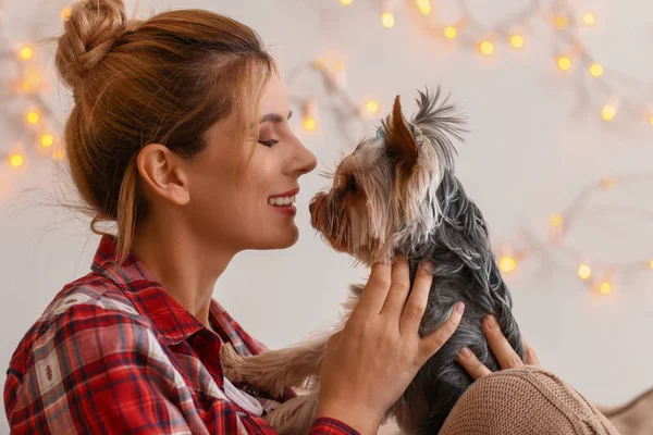 Mulher Com Cão Bonito Descansando Casa — Fotografia de Stock