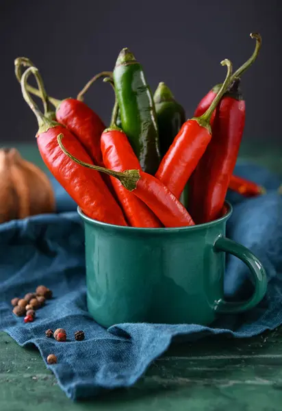 Coupe Avec Des Piments Frais Sur Table Couleur — Photo