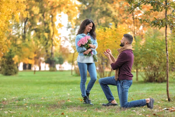 Jeune Homme Demandant Mariage Son Bien Aimé Dans Parc Automne — Photo