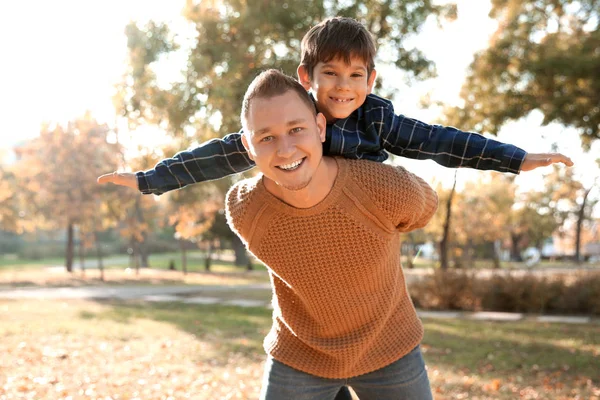 快乐的父亲和儿子在秋天公园玩 — 图库照片