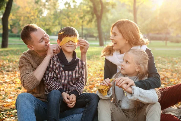 Portrait Happy Family Autumn Park — Stock Photo, Image