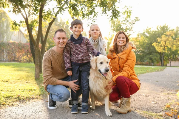 秋の公園でその犬と幸せな家庭 — ストック写真