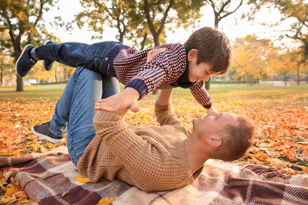 父亲和儿子在秋天公园玩 — 图库照片