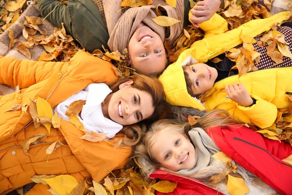 Familia Feliz Acostada Sobre Hojas Secas Parque Otoño —  Fotos de Stock