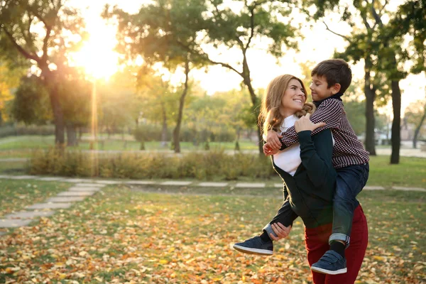 幸福的母亲和儿子在秋天公园 — 图库照片