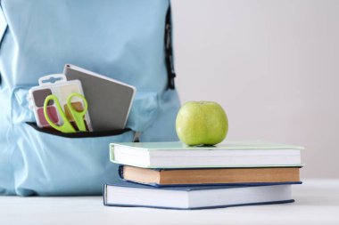Okul malzemeleri ile hafif masaya sırt çantası