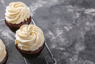 Gri masada lezzetli çikolatalı kek ile kabin soğutma