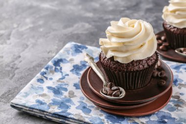 Gri masada lezzetli çikolatalı kek