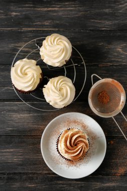 Ahşap masa üzerinde lezzetli çikolata cupcakes