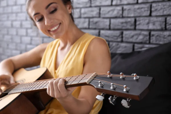 Mulher Bonita Tocando Guitarra Perto Parede Tijolo Escuro — Fotografia de Stock