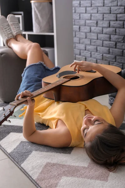 Vacker Kvinna Spelar Gitarr Liggande Golvet — Stockfoto
