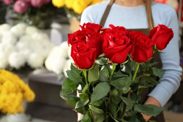 Saleswoman Holding Bouquet Beautiful Roses Shop — Stock Photo, Image