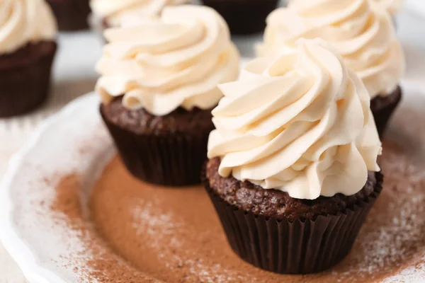 Sabrosos Cupcakes Chocolate Plato Primer Plano — Foto de Stock