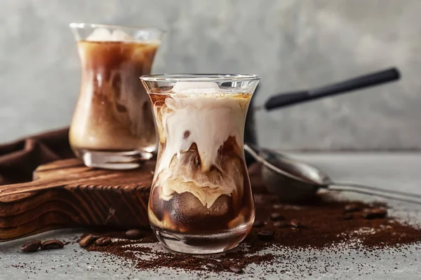 Glas Met Koude Koffie Grijze Tafel — Stockfoto