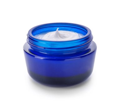 Beyaz arka plan üzerinde vücut kremi ile jar