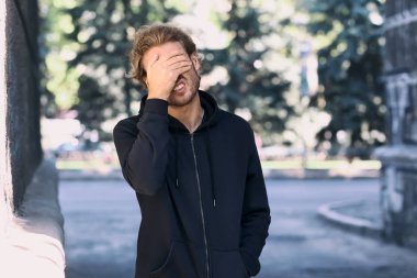 Genç adamın yanında duvar açık havada vurguladı