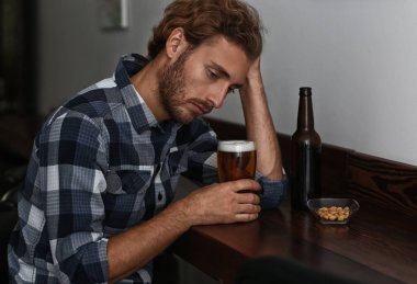 Depresif genç adam içme alkol çubuk