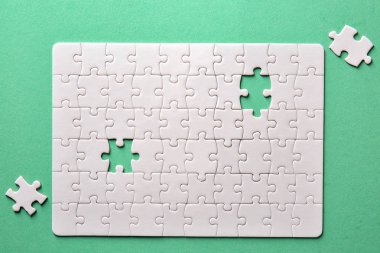 Parçalı bulmaca renk arka plan üzerinde