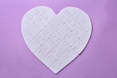 Renk arka plan üzerinde kalp şeklinde parçalı bulmaca