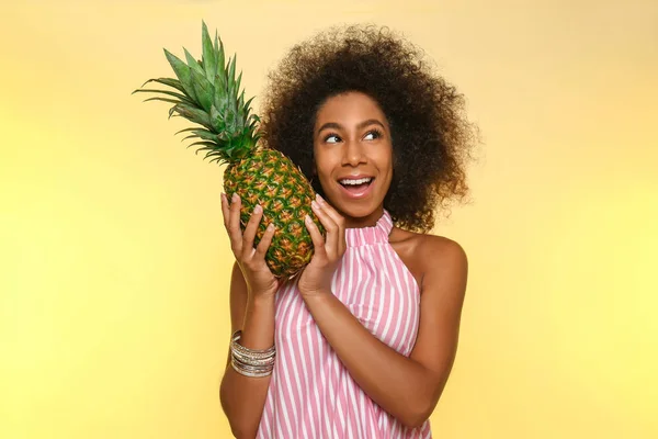 Vacker Afroamerikansk Kvinna Med Ananas Färg Bakgrund — Stockfoto