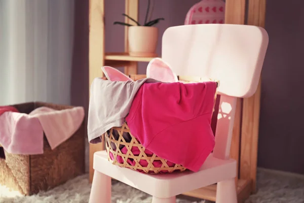 Wäschekorb Mit Schmutziger Kleidung Auf Stuhl — Stockfoto