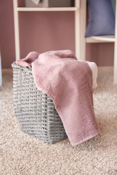 Laundry Basket Dirty Towels Floor Room — Stock Photo, Image