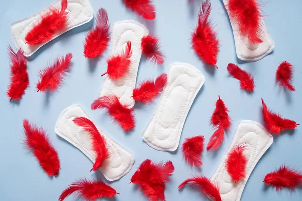 Almohadillas Menstruales Con Plumas Rojas Sobre Fondo Color —  Fotos de Stock