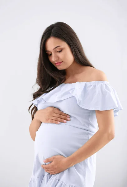 Hermosa Mujer Embarazada Sobre Fondo Claro —  Fotos de Stock