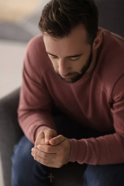 Релігійний Молодий Чоловік Молиться Богу Вдома — стокове фото