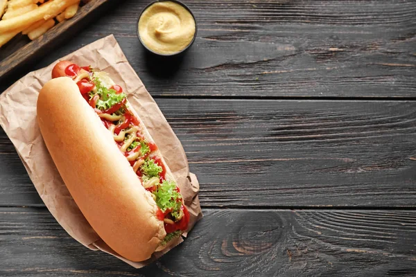 Cachorro Quente Saboroso Mesa Madeira — Fotografia de Stock