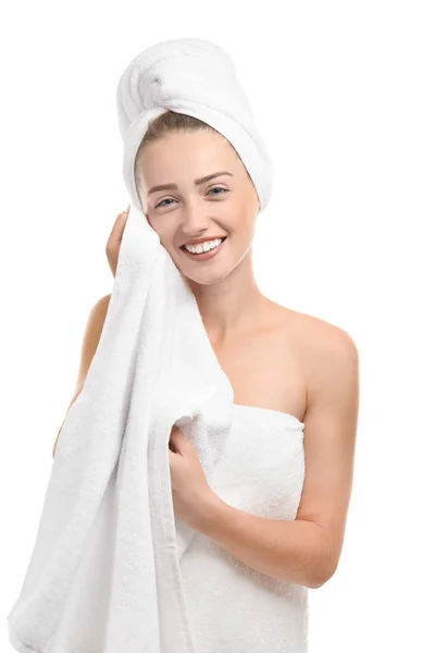 美丽的年轻女子擦脸与毛巾淋浴后 在白色背景 — 图库照片