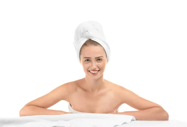 美丽的年轻女子 在白色背景上洗完澡后 — 图库照片