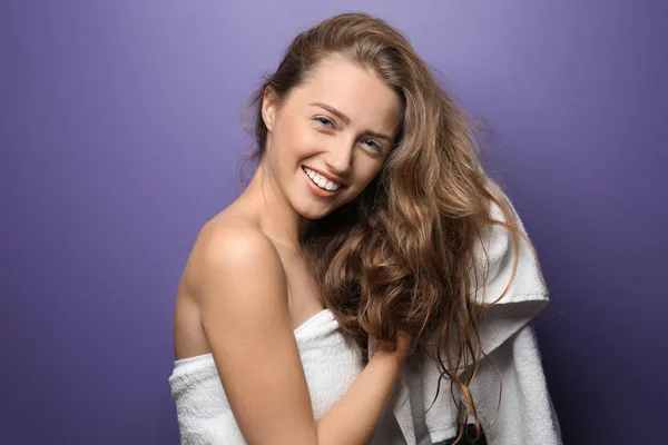 Mulher Bonita Limpando Cabelo Após Chuveiro Fundo Cor — Fotografia de Stock