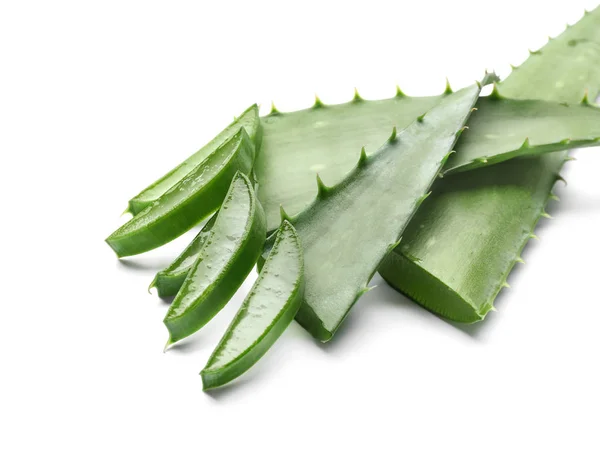 Foglie Fresche Aloe Vera Con Fette Fondo Bianco — Foto Stock