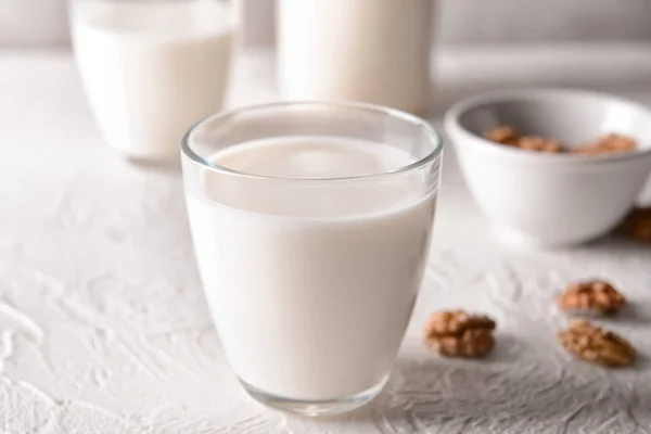 Lezzetli Süt Beyaz Masada — Stok fotoğraf