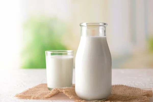 Flasche Und Glas Leckere Milch Auf Hellem Tisch — Stockfoto