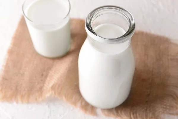 Бутылка Стакан Вкусного Молока Светлом Столе — стоковое фото