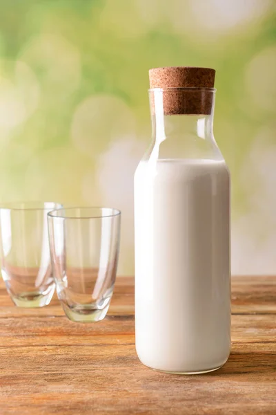 신선한 우유와 테이블에 — 스톡 사진