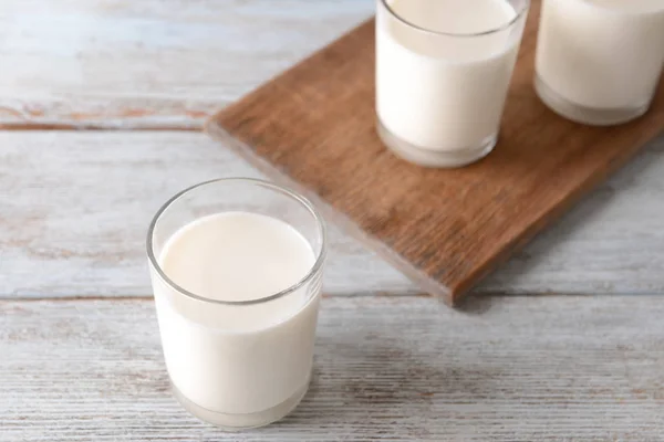 Gläser Mit Frischer Milch Auf Holztisch — Stockfoto