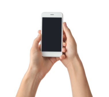 Beyaz arka plan üzerinde cep telefonu tutan genç kadın