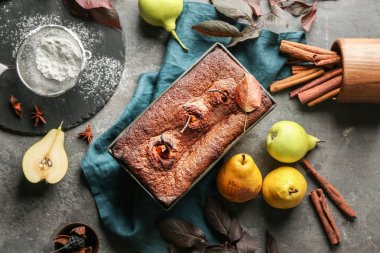 Tatlı pasta, armut ve tarçın ile kompozisyon gri masaya sopa