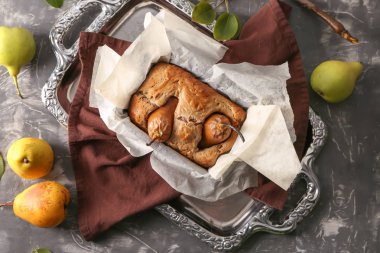 Lezzetli armut pasta gri masada