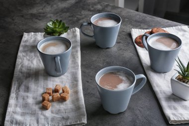 Su bardağı ile gri masada lezzetli aromatik kahve