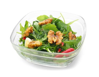 Beyaz arka plan üzerinde cam kapta ceviz ile lezzetli taze salata