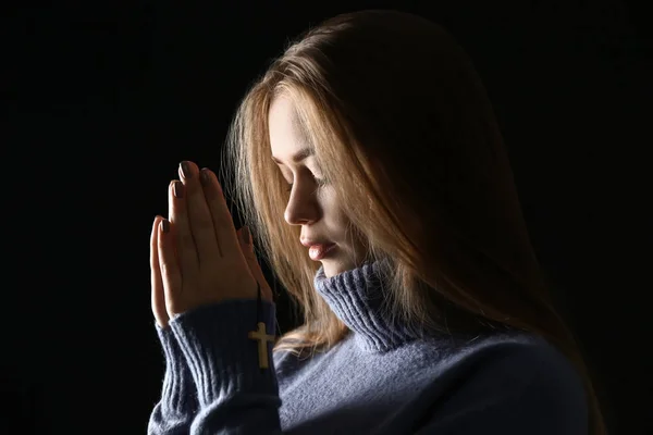 Güzel Genç Kadın Koyu Arka Plan Üzerinde Dua — Stok fotoğraf