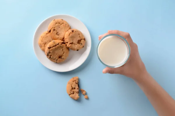 Mano Femenina Con Vaso Leche Sabrosas Galletas Sobre Fondo Color —  Fotos de Stock