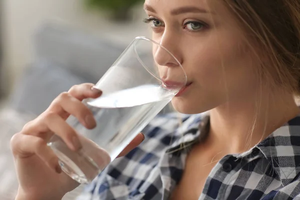Hermosa Joven Bebiendo Agua Casa Primer Plano —  Fotos de Stock